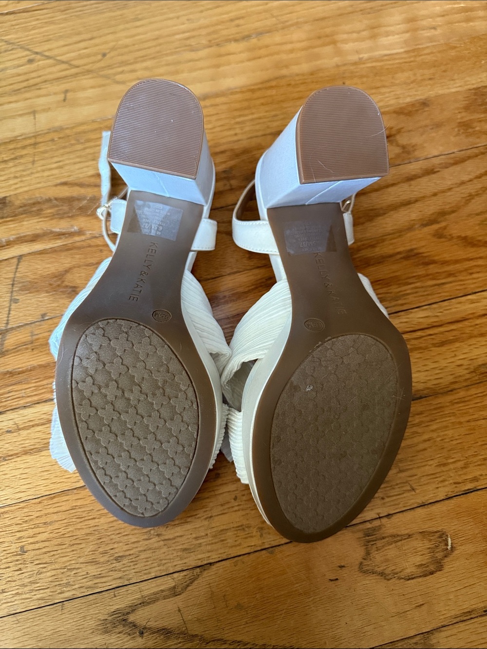 Kelly & Katie White Bow Sandal Heels - Picture 4 of 6